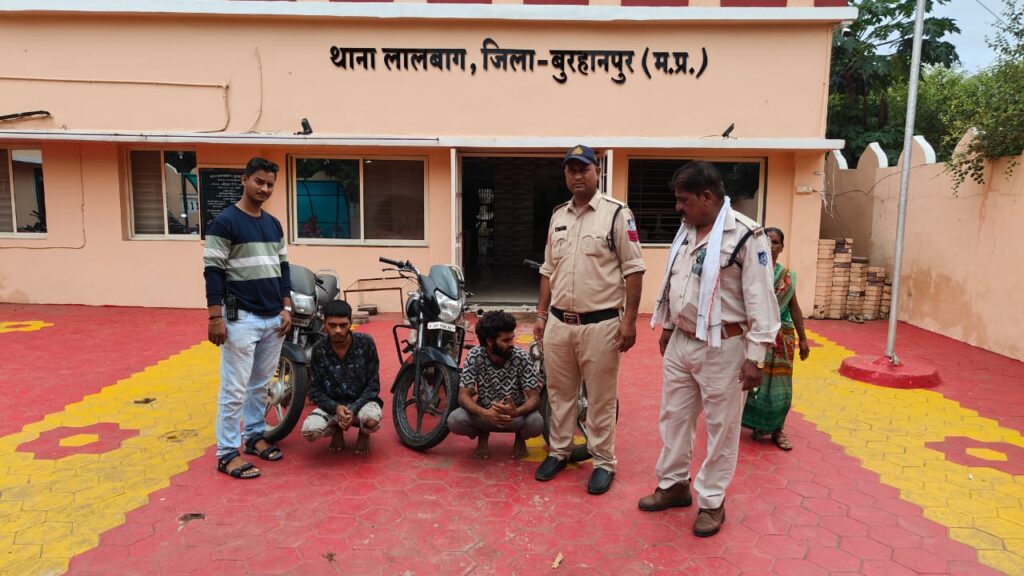 ◆ *लालबाग पुलिस को वाहन चोरों की धरपकड़ में मिली बड़ी सफ़लता। तीन चोरों को जलगांव से किया गिरफ़्तार, जिनमें एक चोर नाबालिग। चोरों के कब्जे से 03 मोटरसाइकल जप्त।*