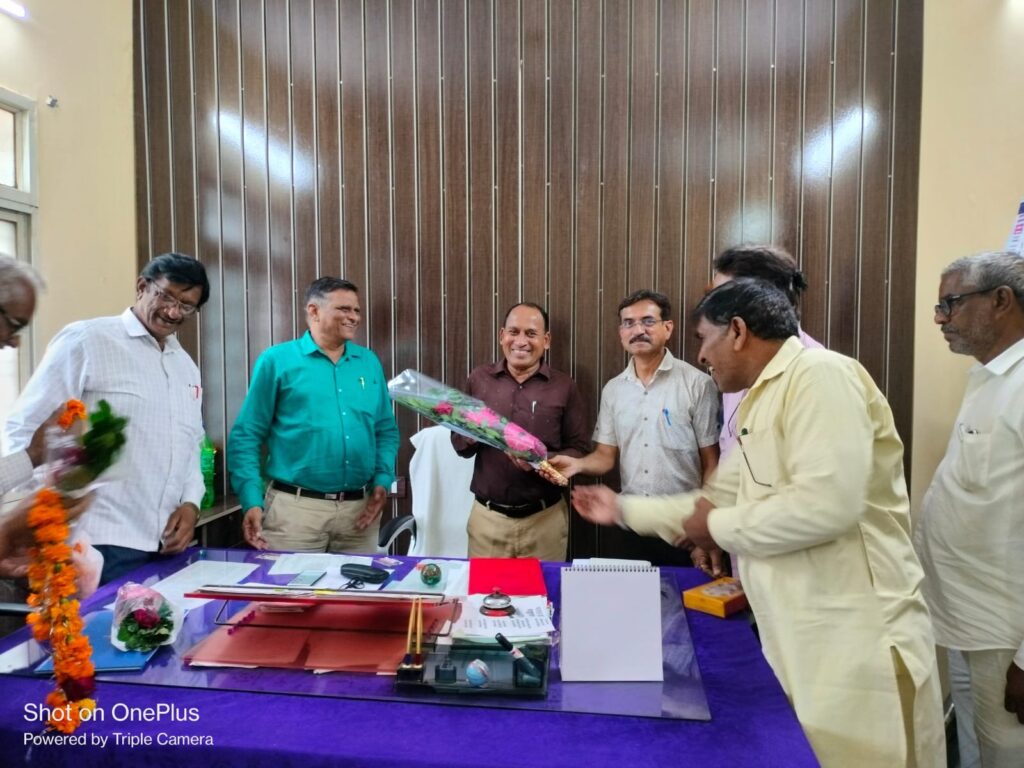 अनुदान प्राप्त शिक्षक संघ द्वारा जिला शिक्षा अधिकारी का स्वागत